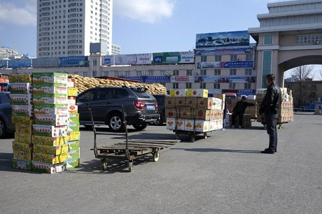 Hàng Trung Quốc xếp tại cửa khẩu, trước khi được đưa vào Triều Tiên