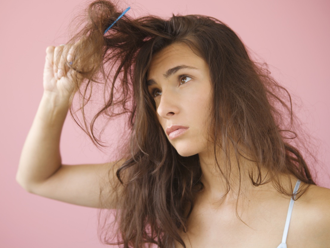 Hỏng tóc vì dùng hóa mỹ phẩm gội đầu, dưỡng tóc không phù hợp, nhiều hóa chất độc hại