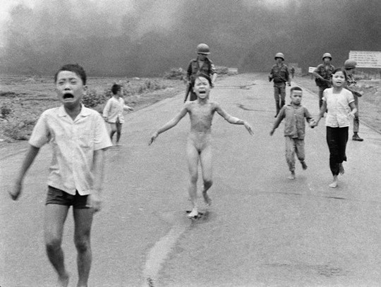 Bức ảnh “Chạy khỏi vụ tấn công bom Napalm”, chụp cảnh cô bé Phan Thị Kim Phúc 9 tuổi bị trúng bom Napalm chaysems da thịt phải trút bỏ quần áo.