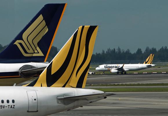 Máy bay của hàng không giá rẻ Tiger Air đang được kéo trên đường băng tại sân bay Changi ở Singapore