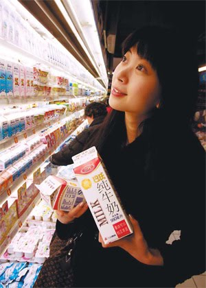 Hãng sữa Trung Quốc bác bỏ tin đồn sử dụng hóa chất độc hại