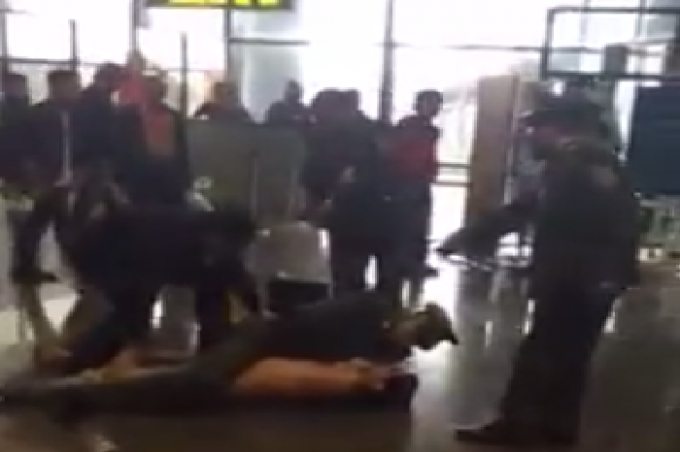 Lực lượng an ninh sân bay khống chế người đàn ông nghi bị ‘ngáo đá’