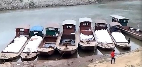 Thuyền tôn tập kết sẵn tại sông Nậm Thi để vận chuyển hàng lậu ở bến Na Mo