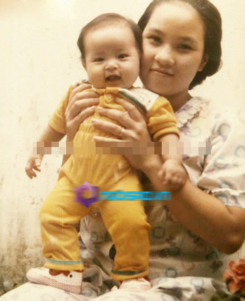 Ca sỹ Wanbi Tuấn Anh (lúc nhỏ) và mẹ