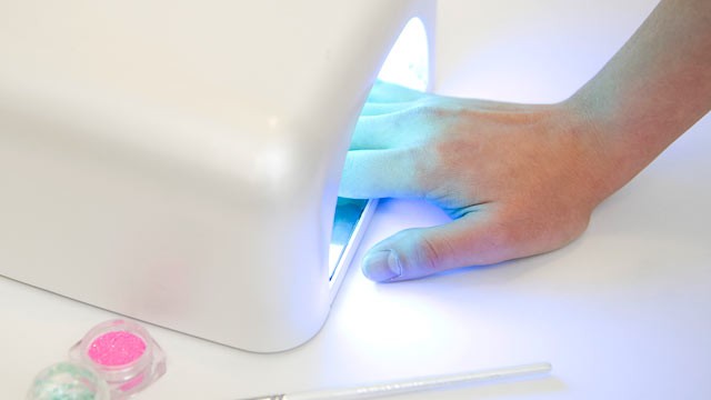 máy sấy móng tay có thể gây ung thư da