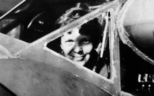 Nữ phi công người Mỹ Amelia Earhart nhìn qua cửa sổ máy bay, ảnh chụp vào thập niên 1930