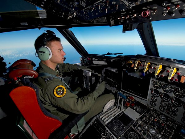 Máy bay của Không quân Hoàng gia Australia tham gia tìm kiếm hai vật thể nghi là mảnh vỡ từ chiếc máy bay MH370.