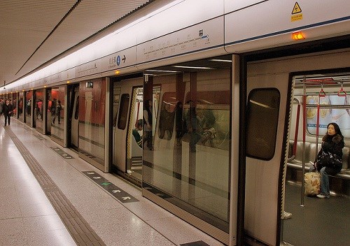Tàu điện ngầm do Trung Quốc sản xuất bị Hồng Kông nghi ngờ chứa chất gây ung thư