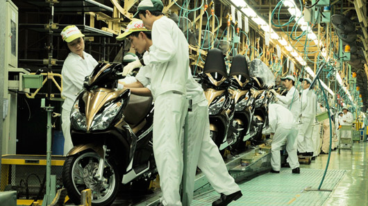 Việt Nam là một trong những quốc gia sản xuất xe máy cung vượt cầu