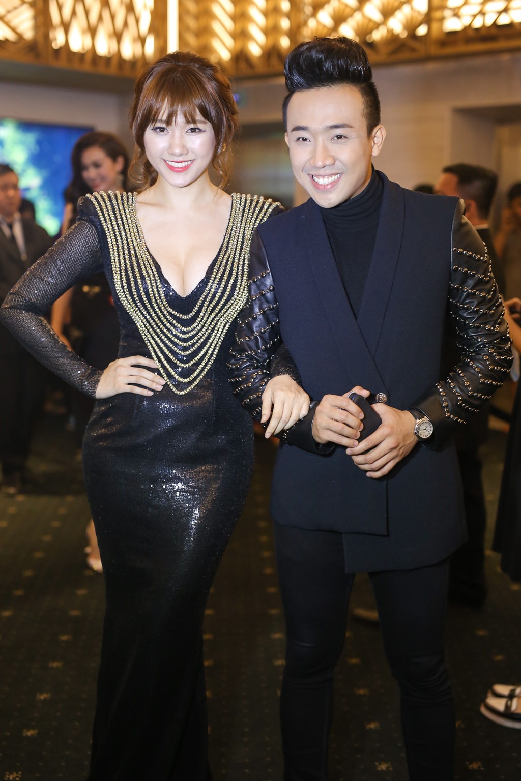 Hari Won diện váy ‘hở bạo’ ôm sát tham gia sự kiện cùng Trấn Thành