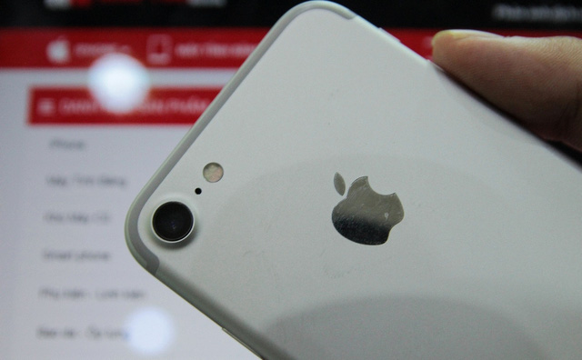  Cụm camera và đèn flash mới trên iPhone 7 có thiết kế hơi khác so với iPhone 6s.