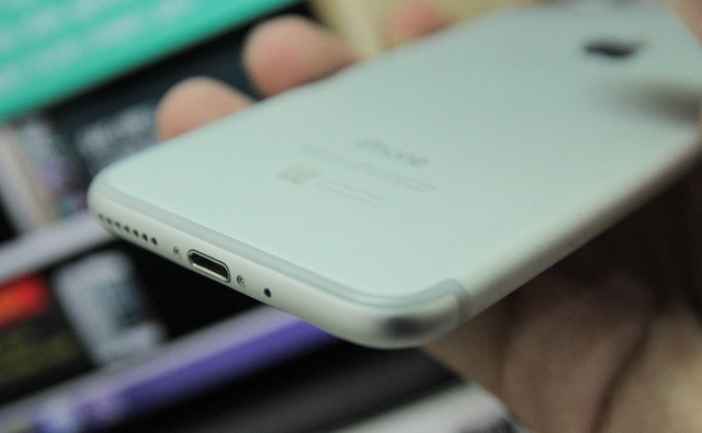 iPhone 7 vẫn sử dụng cổng kết nối lightning nhưng loại bỏ lỗ cắm tai nghe 3.5mm