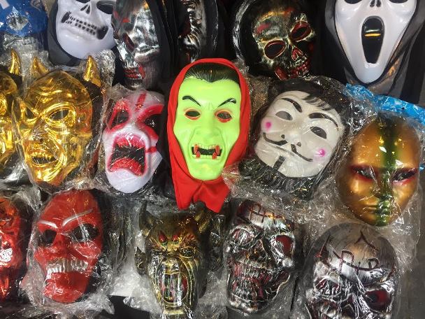 Đồ chơi Halloween: Muốn dùng hàng Việt thì… tự làm