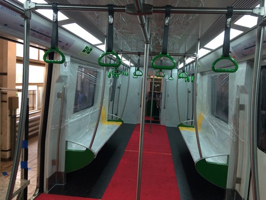 Nội thất đoàn tàu điện Cát Linh – Hà Đông mẫu khá rộng rãi với ghế dài hai bên và tay nắm cho khách đứng