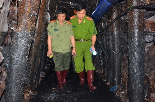Đại tá Trần Văn Hoàn, Phó giám đốc Công an tỉnh trực tiếp tới hiện trường vụ sập hầm mỏ ở Hòa Bình