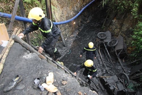 Đến sáng ngày 20/11, lực lượng cứu hộ đang tìm cách tiếp cận nạn nhân bị mắc kẹt trong vụ sập hầm mỏ ở Hòa Bình