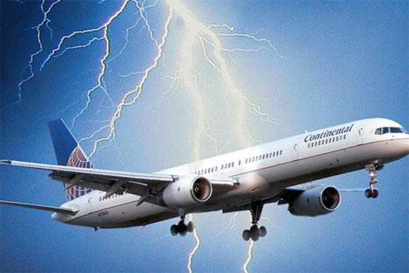Máy bay bị sét đánh