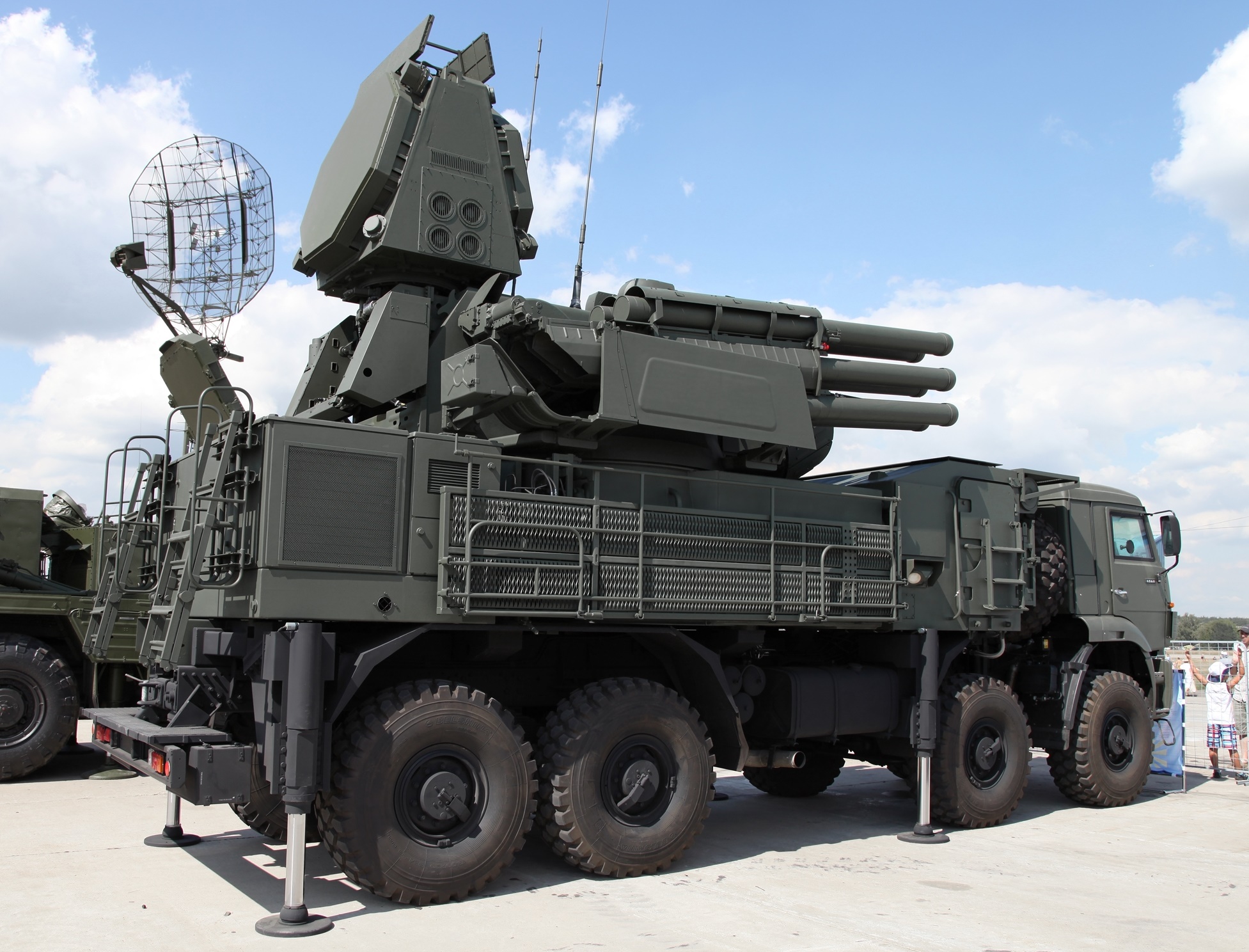 Hệ thống phòng không Pantsir-S1 được trang bị 2 ống phóng nòng kép 2A38M cỡ 30 mm và 12 tên lửa siêu âm 57E6-E 