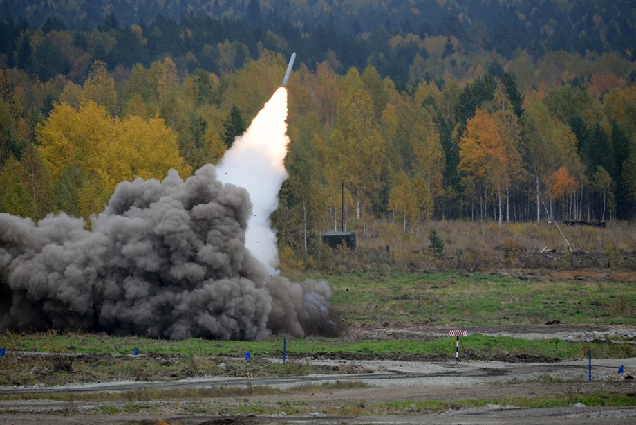 Hệ thống tên lửa phóng loạt Tornado-S bắn thử trong Triển lãm Vũ khí Nga năm 2003