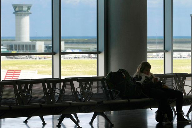 Hai mẹ con người Đức 'lấy sân bay làm nhà' hơn một năm 