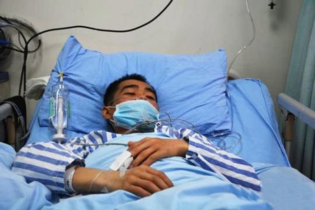 Wang đã được cứu sống nhờ thận hiến tặng của vợ. Ảnh Mirror