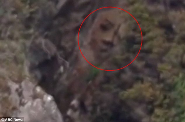Khuôn mặt kỳ lạ trên vách đá là hiện tượng bí ẩn ở Canada