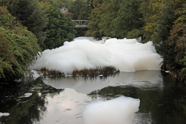 Đám bọt trắng trên sông Lea, London, Anh là một hiện tượng lạ khi cao tới 3m