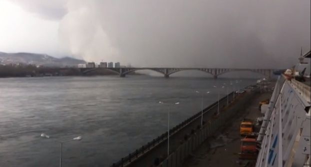 Hiện tượng mây tuyết cực hiếm đã nhấn chìm thành phố Krasnoyarsk trong bóng tối 