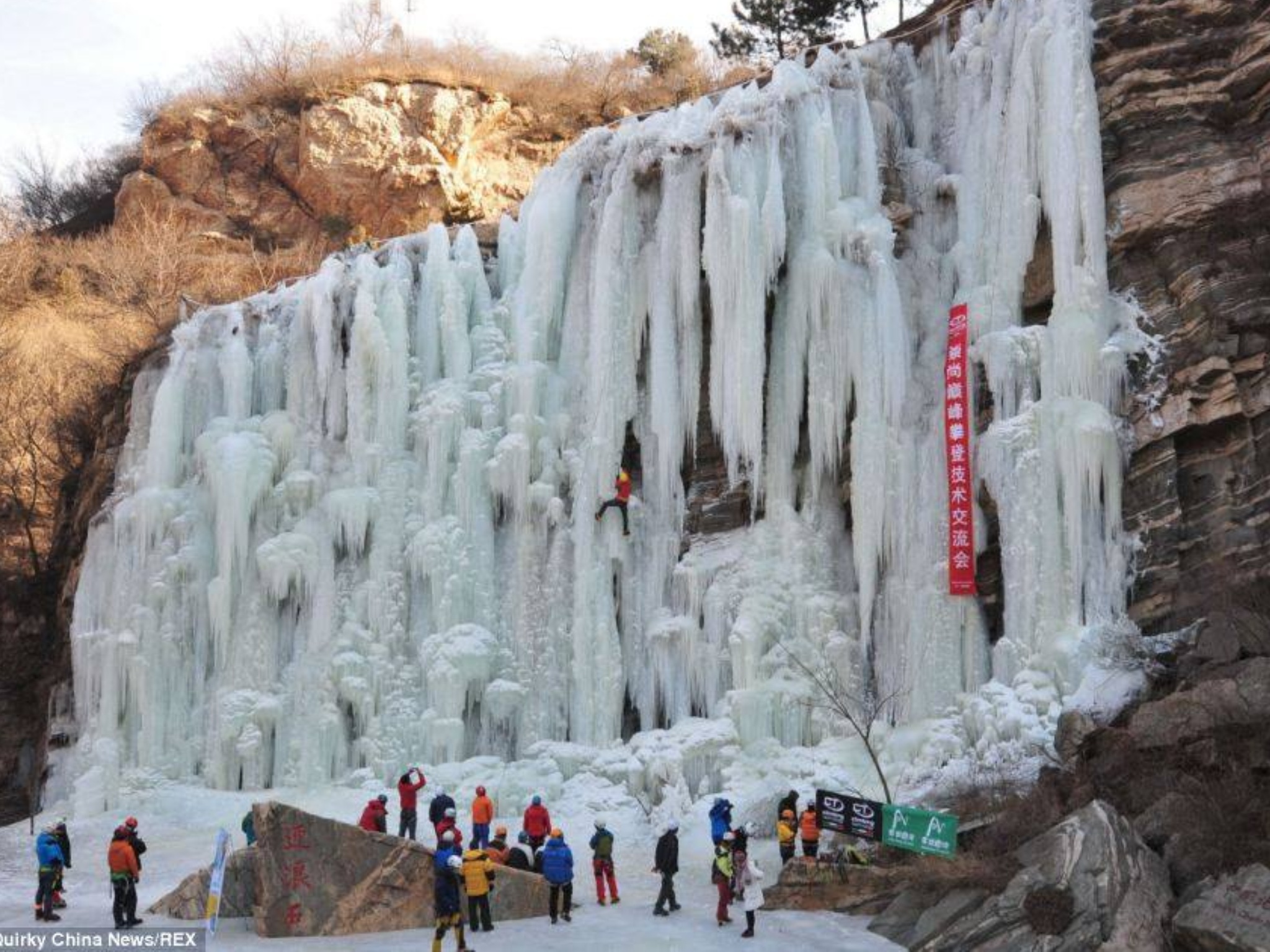 Thác nước đóng băng được xem là hiện tượng lạ ở Bắc Kinh, Trung Quốc