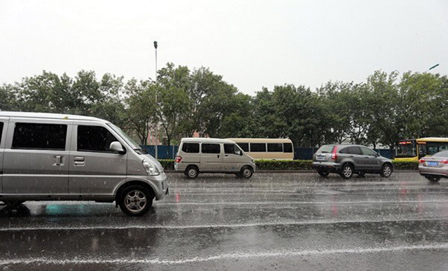 Cơn mưa khiến mọi người có cảm giác đau rát hoặc ngứa ngáy. Ảnh: NetEase