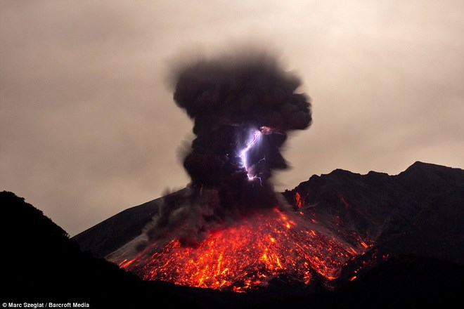 Hiện tượng đáng sợ xảy ra khi núi lửa Sakurajima tại Nhật đang phun trào