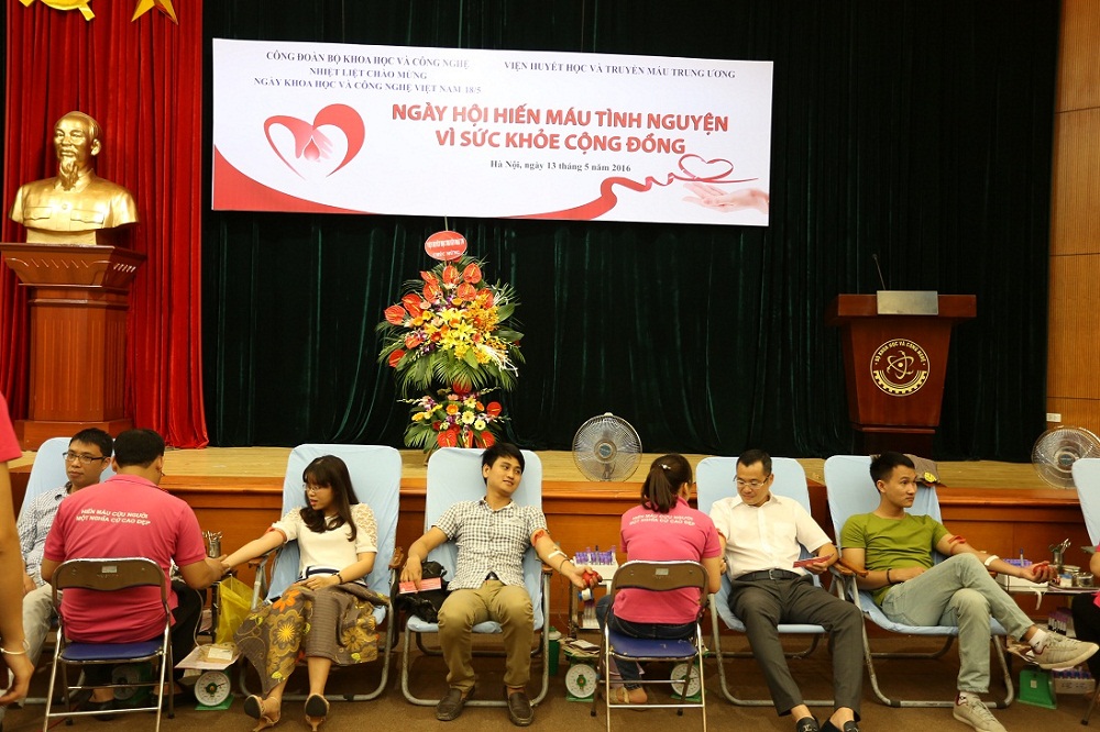 Thứ trưởng Phạm Đại Dương - Bộ Khoa học và Công nghệ vừa tham gia hiến máu trong Ngày hội hiến máu tình nguyện vì sức khỏe cộng đồng.