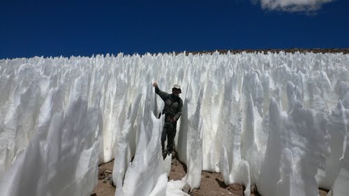 Núi măng tuyết như những ngọn giáo cắm thẳng tạo nên cảnh tượng vô cùng độc đáo