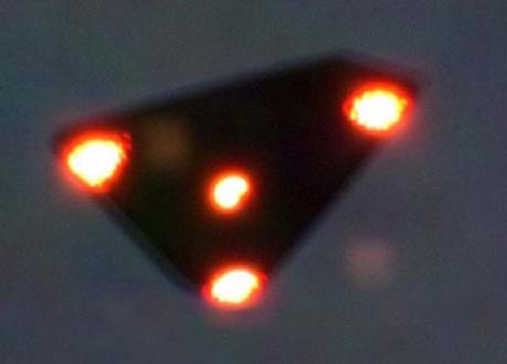 Vệt sáng trên bầu trời được cho là hiện tượng bí ẩn về sự xuất hiện của UFO