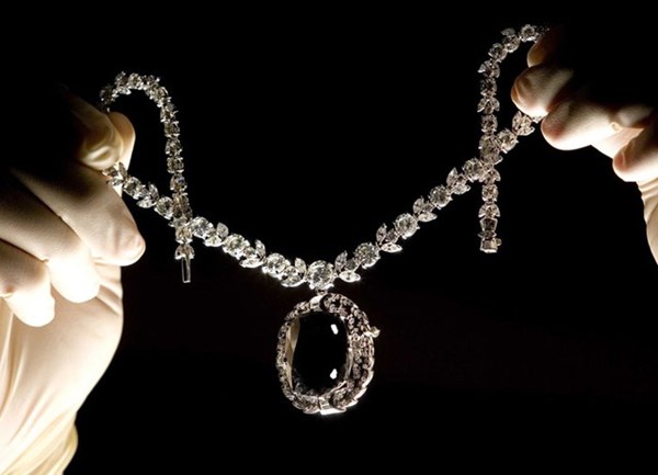 Viên kim cương có tên Mắt thần này bị đánh cắp từ mắt tượng Brahma - vị thần Hin du tại một ngôi đền ở miền nam Ấn Độ