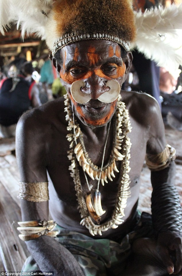 Một người đàn ông trong bộ tộc Asmats