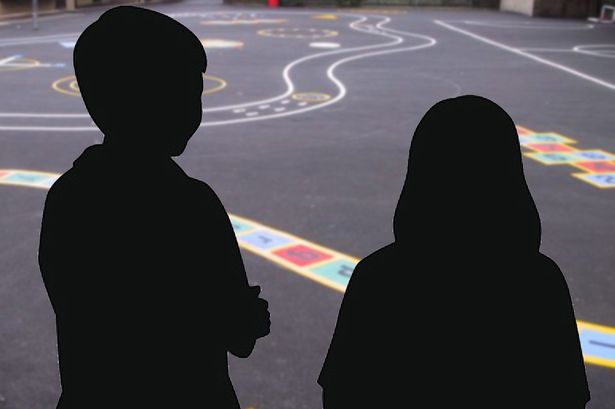 Một bà mẹ đã tố cáo cậu bé 6 tuổi hiếp dâm con gái mình ngay tại trường học. Ảnh Mirror