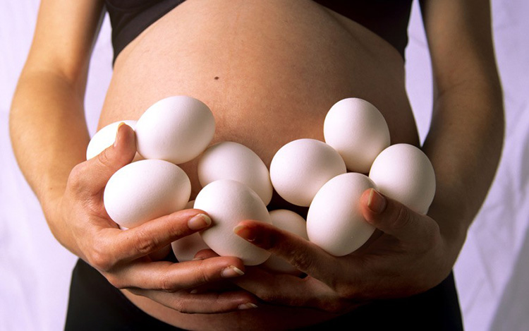 Ăn nhiều trứng ngỗng cũng là một trong những sai lầm thường gặp trong ăn uống mà bà bầu nên tránh