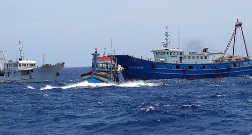 Tầu cá Việt Nam bị tầu Trung Quốc uy hiếp, gây hấn