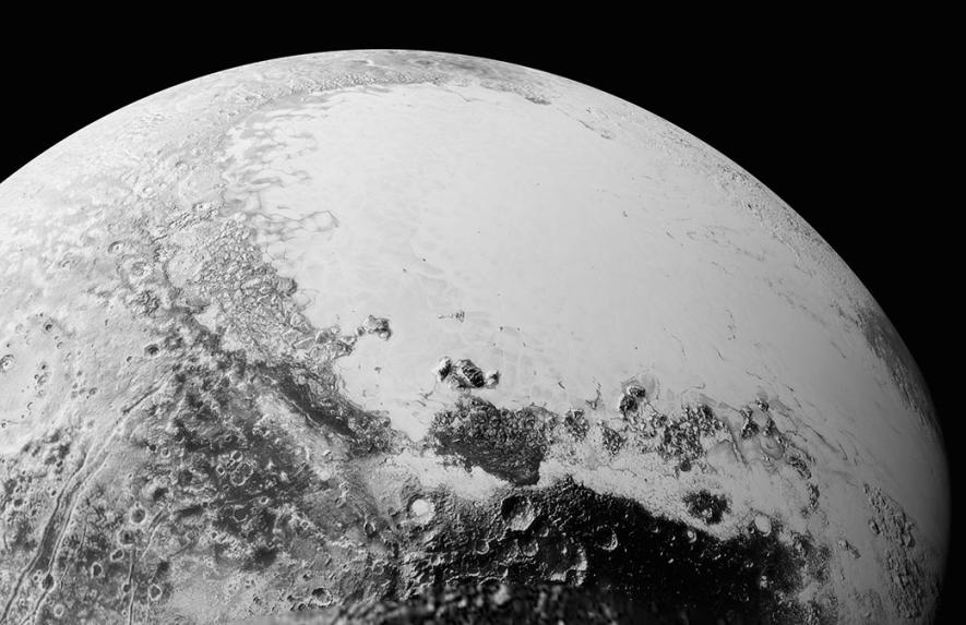 Hình ảnh vùng miệng núi lửa có tên Cthulu Regio và cánh đồng băng Sputnik Planum trên bề mặt sao Diêm Vương. Ảnh NASA