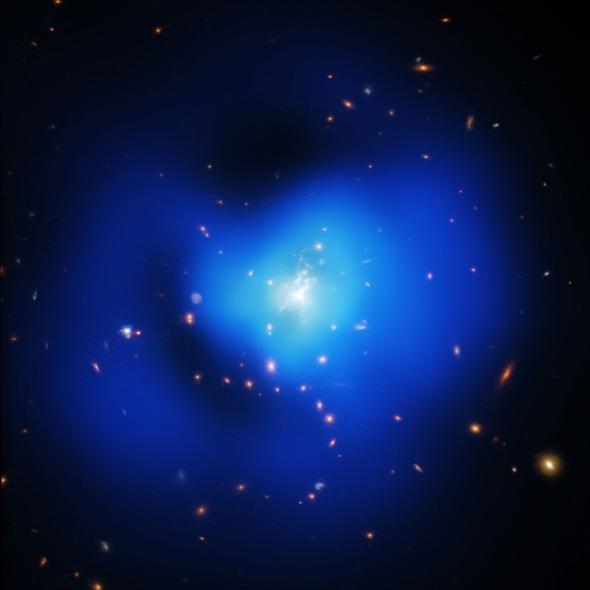 Quá trình quan sát X-quang, quang học và bước sóng UV của cụm thiên hà Phoenix đã cho thấy những sợi ga và bụi bao bọc xung quang một miệng lỗ khổng lồ trong vùng ga nóng của cụm thiên hà. Ảnh NASA