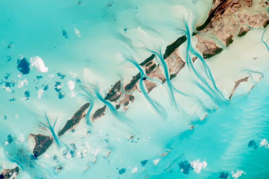 Những “dải lụa” biển xanh di chuyển giữa những hòn đảo nhỏ tại Bahamas. Bức ảnh do một phi hành gia trên Trạm Vũ Trụ Quốc tế ISS ghi lại. Ảnh NASA Earth Observatory