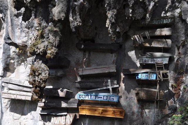 Một khu vực ở Trung Quốc mai táng bằng cách treo quan tài cheo leo trên vách núi