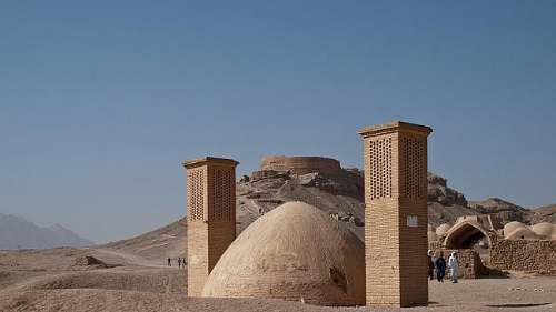 Tại Ba Tư, xác chết được đưa lên đỉnh một ngọn tháp để chim chuyên ăn xác đến rỉa. Ảnh News
