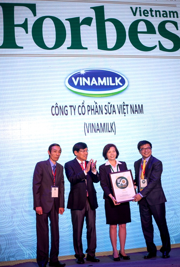 Bà Bùi Thị Hương – Giám Đốc Điều Hành Vinamilk đại diện công ty nhận giải thưởng “Vinamilk là 1 trong 50 công ty niêm yết tốt nhất Việt Nam năm 2014” do tạp chí Forbes trao tặng