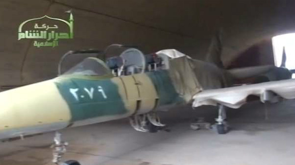 Hình ảnh cắt từ clip đăng tải bởi IS, khoe lực lượng này đã có máy bay chiến đấu