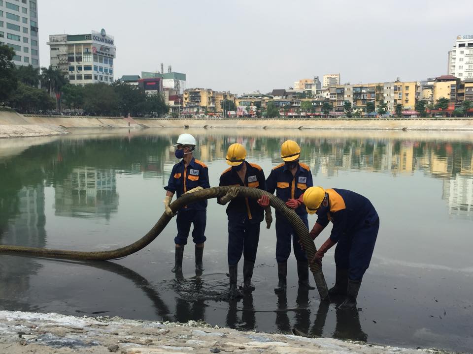 Công nhân đang khắc phục tình trạng ô nhiễm tại hồ Ngọc Khánh