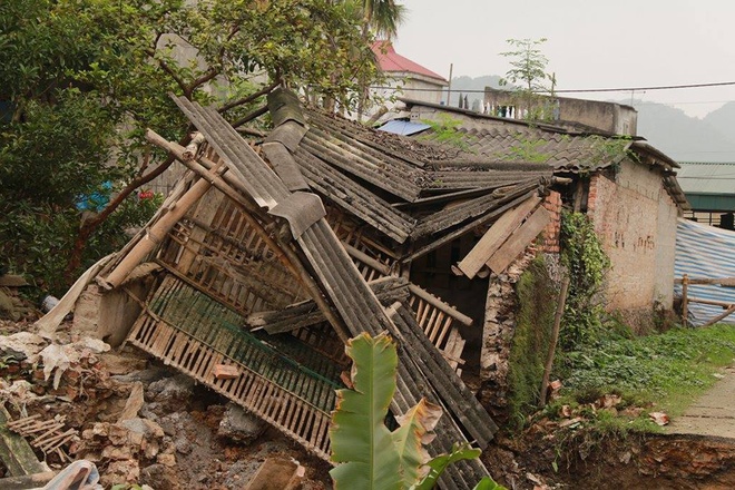 May mắn không có ai bị thương, nhưng ‘hố tử thần’ đã khiến một công trình phụ và tường bao của ít nhất 3 hộ dân bị sụp đổ