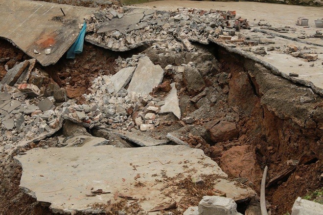 Con đường bê tông trong làng rộng khoảng 3m bị ‘hố tử thần’ nuốt trọn