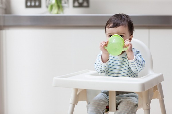 Trẻ em có thể bị ảnh hưởng từ các độc chất trong cốc nhựa